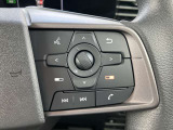 ステアリングの右側に、オーディオの操作ができるスイッチを装備しています。ハンドルから手を離さず操作できて便利です。