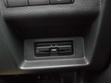 運転席の右下にETCがビルトインされています。高速道路では便利ですね!