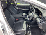 クッション性能が高く、程よく体をホールドしてくれるフロントシートなので、ゆったりとした運転を楽しんで頂けます。