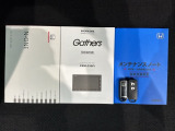 スマートキーは鍵をバッグに入れたままでもドアロックの開閉やエンジンのON・OFFができます。夜間や雨の日も鍵を探さなくて良いので便利です。