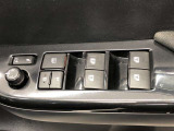 パワーウィンドは今や当たり前の機能ですが、無いと困る機能です。運転席からの操作で、全席の窓を振るオープンにしたり、フルクローズが可能です。