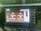 テレビ番組を画面で視聴でき、停車中の待ち時間にも映像を楽しめます。画面内には番組情報も表示され、車内で過ごす時間の過ごし方を広げてくれる便利な装備です。