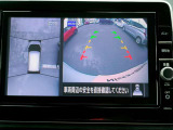リバースにシフトするとまるで上空から見下ろしているような感じにナビゲーション画面に映し出します