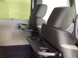運転席・助手席の背もたれには、2列目シート用にカップホルダー付きの「格納式のシートバックテーブル」を装備しています。休憩時のちょっとした時間などカップを置いたり、小物置きに使えて便利です。