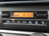 ★エアコンはオートタイプが装着済みです!オートモードにしておけば、車内温度を設定するだけで風の料や吹き出し口の切り替えを機械が行ってくれます!一年中快適な環境を作れますよ♪