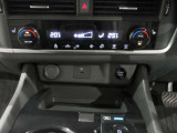 左右で独立して温度設定できるオ-トエアコンです!運転席.助手席別々に温度調整ができるとみんな快適に過ごせますよね♪