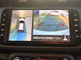 上空から見下ろしているような映像を映し出すインテリジェント アラウンドビューモニター。周囲の安全をしっかり確認でき、狭い駐車スペースでもスムーズに駐車できます。