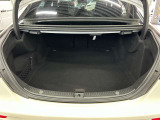 ゆったりとしたトランクルームでございます。たくさんのお荷物の車載が可能でございます。
