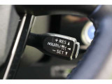 追従機能付クルーズコントロール搭載。アクセルを踏み続けなくてもセットした一定速度を維持。また、渋滞などで先行車が停止した場合停止し、先行車が再発進するとドライバー操作で発進した後に追従走行を再開します
