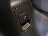 【ルームミラー一体型ETC車載器】ルームミラーの裏側に目立たない様に配置されたETCカード挿入口。スタイリッシュ且つ機能的なものとなっております。