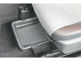 助手席の下にはトレイが付いていますので車検証や取扱説明書等 あまり使わないものをいれておくのに便利です