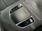 ステアリングボタンは、使いやすいデザインでございます。ステアリング付近のレバーや、ステアリングボタンで追従機能の操作も可能でございます。