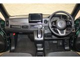 操作性に優れた運転席となります!小物入れや各ボタンの配置にこだわり、使いやすいです!座り心地もよく視認性も良好なのでロングドライブもお任せ下さい!