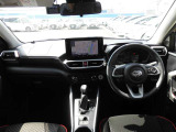 【運転席・インパネまわり】ハンドル・シート・フロアーなど隅々までプロによるクリーニング済み☆彡キレイな車内でドライブが一層快適にお楽しみいただけます!!
