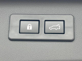 【パワーバックドア】スマートキーや運転席のボタンを押すだけでリアゲートが自動で開閉します!荷物を持っている時や、高い位置にあるバックドアを閉める際に便利な機能です♪