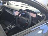 内装はシンプルに使い勝手を考え作られています。お車を運転する感覚をダイレクトに体感して頂けます。室内も広くロングドライブにも快適にお過ごしいただけます。