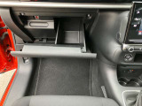 車検証ブック入りません!ドアポケットかトランクに積んでください。シート裏ポケットでも入ります。