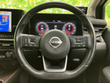 握りやすい形状のステアリングに各種スイッチを備え、運転姿勢を保ちながら必要な操作に手が届きます。メーターや画面も視界に収まり、日常の運転を便利にサポートしてくれる装備です。