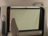 後部座席に乗っている方を直射日光や日焼けから守るサンシェード装備。駐停車している際も外の目線が気になりません。