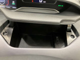 運転席前にも収納ボックスがあります!USBソケットもあるので携帯を置いておくのも便利です!
