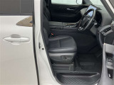 パワーシート搭載。微妙な調整が手軽にでき、最適なポジションで運転することが可能です。