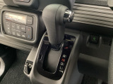 CVT車のセレクトレバーです。低速から高速まで、変速ショックのないスムーズな走りを実現するとともに、エンジン効率のよい領域を維持することで燃費にも貢献します。