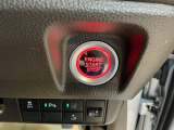 【ENGINE START/STOP】スマートキーをポケットやバッグに入れたままで、キーを差し込むことなくボタンを押すだけでエンジンが始動します。