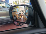 サイドアンダーミラーで運転席からの死角を減らし、少ない視線移動で安全を確認☆
