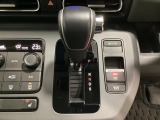 CVT車のセレクトレバーです。低速から高速まで、変速ショックのないスムーズな走りと、エンジン効率のよい領域を維持して燃費にも貢献します。サイドブレーキはスイッチ操作の電子制御パーキングブレーキです。