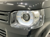 LEDヘッドライトは、点灯の瞬間から最大光量を発揮し、突然暗くなるトンネルなどでの安定感を高めます。