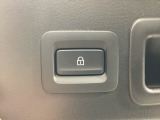 「キーを携帯」「車両電源OFF」「すべてのドアが閉まっている」これらの条件を満たす時にリアゲートロックスイッチを押しゲートを閉めると、すべてのドア、リアゲート、給油口が施錠されます。
