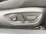運転する時はドライビングポジションが気になりますよね。パワーシートで座席位置の微調整もしっかりできます。高級感がある装備としても人気があります。