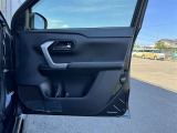 運転席ドアの内張です!使用感が少なくきれいな状態です!ドリンクホルダーや収納も備わっています!
