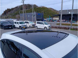 【固定式パノラミックルーフ】装備。(メーカーオプション)