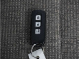 ◆スマートキー◆カギをバッグやポケットに入れたままでもドアロックの開閉ができる『スマートキー』付き!雨天や暗くなってもカギを取り出す必要がなくドアの開錠&エンジンも始動できます