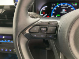 運転中、オーディオの操作をしてて、ハッとしたことはありませんか?ステアリングスイッチは、運転中でもハンドルでオーディオの操作が可能です。安全なドライブをサポートします。