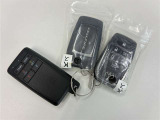 スマートエントリーキーシステムです。鍵を持っていればドアロック、解除、エンジン始動も楽チンです。イチイチ鍵を出す手間も無くなりますよ。悪天候時にも重宝しますね。&リモコンスターターも付いてます!