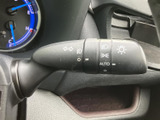 操作しやすい位置に配置されたレバーで、スムーズな車線変更をサポート。直感的に操作でき、安全な運転をサポートします。