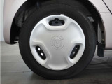 ◆純正ホイール装着車◆シンプルなデザインのホイールキャップ付きです。