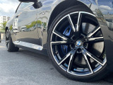 BMWならではの卓越した走りを支えるホイールと足回りです!日本車の走りに慣れている方にもぜひ体感して頂きたいほど、高いレベルでまとまっています!純正19インチアルミホイール。