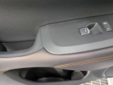 パワーウィンドウのスイッチですよ。運転席に居ながら窓を開け閉めのコントロールできます。