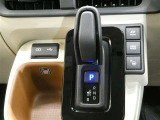 ハイブリッドならではの装備EVツイッチを押すとモーターのみの走行ができますよ♪モーターで駆動するのでガソリンエンジンと比べると静かなので、早朝や深夜などの大きな音を出さずに運転できますよ★