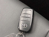 ドアの開閉時、両手が荷物で塞がっている時はキーレスでのカギの解除が大変ですよね。スマートキーはポケットやバッグに入れておけば、ノブに触れただけでロックの解除が可能です。とても便利な機能です