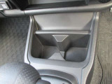 運転席助手席で使用できるドリンクホルダーです。