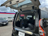 日産セレナ独自の二重バックドア構造です!!重たいバックドアでも軽々開けれちゃいますね!!