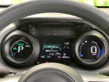 速度やシフト位置、航続に関する情報などが表示され、運転に必要な内容をひと目で確認しやすい配置です。表示がすっきりまとまり、日々の運転をサポートします。