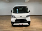 充実装備のハイゼットカーゴのお買得車が入庫しました!1年間走行距離無制限保証付き!ナビゲーション、ETC、前席パワーウインドー、LEDヘッドライト、スモークガラス、キーレスなど装備の1台です!!