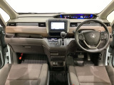 車内は光触媒抗菌消臭施工済です。インパネ周りはスタイリッシュなデザインで機能や装備も充実しています。グローブボックスやカップホルダーのほかにトレーなどたくさんの収納スペースが付いています。