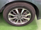 純正アルミホイールです。足元が引き立つので、車全体のイメージがアップしますよ!