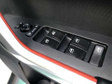 電動格納式ドアミラー付き。 狭い駐車場へ停めた時に、ボタン1つで左右のミラーをたたむ事ができます。